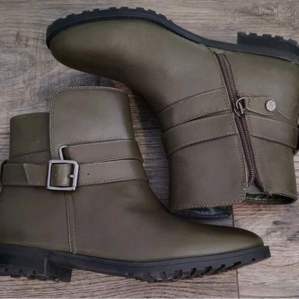 Isaac Mizrahi Green and Gray Heeled Boots with Decorative Buckle Comfy Size 9W!